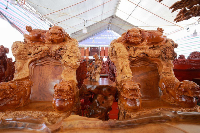 Xôn xao bộ bàn ghế khủng từ gỗ nu, chạm khắc tứ linh tinh xảo ở Hà Nội - Ảnh 9.