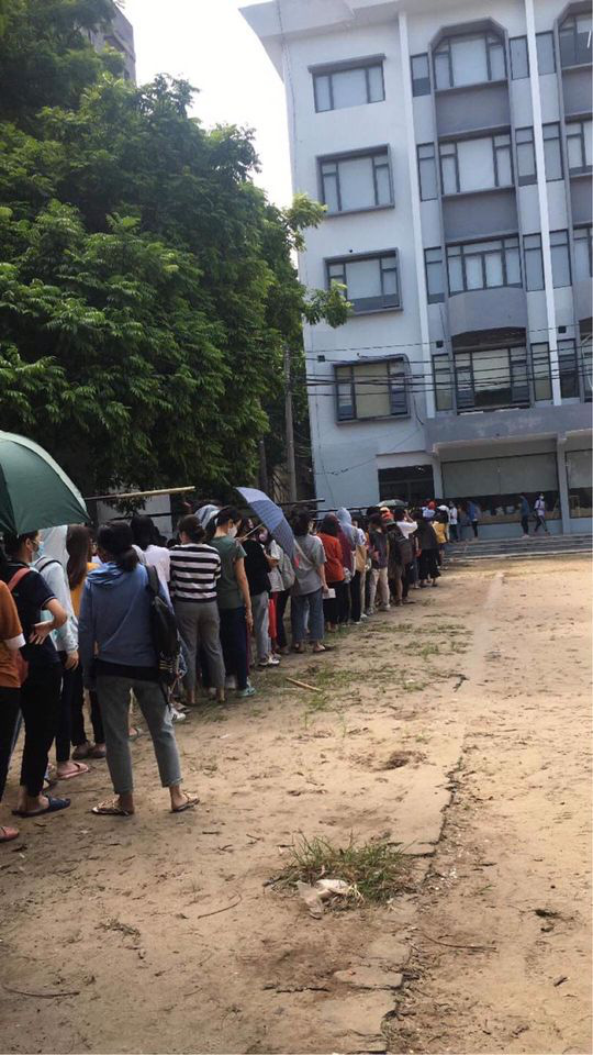 Choáng với cảnh sinh viên 1 trường đại học ở Hà Nội đứng dài cả km từ 6h sáng - Ảnh 10.