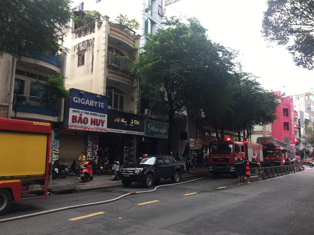 Cháy khách sạn ở trung tâm Sài Gòn, nhiều người hoảng loạn tháo chạy - Ảnh 1.
