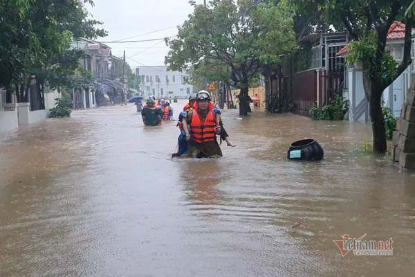 Cảnh sát giải cứu 42 giáo viên, học sinh kẹt ở trường học do mưa lớn - Ảnh 1.