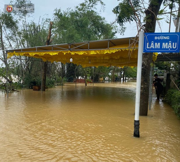 Nước lũ dâng lên tràn vào nhà khi gia đình đang chuẩn bị tang lễ cho Chủ tịch huyện hy sinh tại Rào Trăng - Ảnh 2.