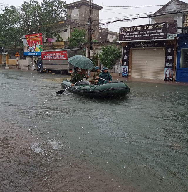 Hai ngày mưa lớn, TP Hà Tĩnh thất thủ - Ảnh 11.