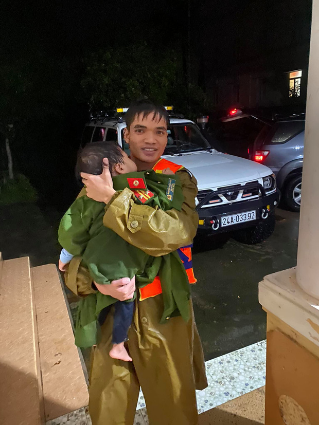 Vụ giải cứu 18 người mắc kẹt trong xe khách bị nước lũ cuốn trôi: Ấm lòng hình ảnh chiến sĩ công an cởi áo để ủ ấm, vỗ về bé trai 2 tuổi - Ảnh 2.