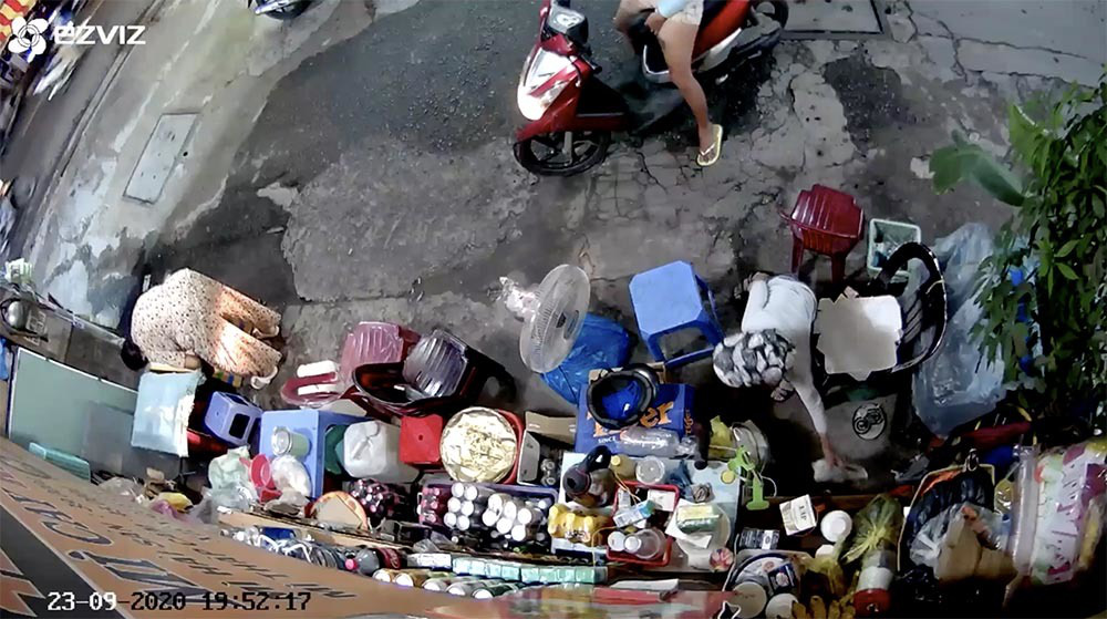 Chân tướng người phụ nữ xúi con trộm tiền của bà cụ bán cà phê vỉa hè - Ảnh 2. Chân tướng người phụ nữ xúi con trộm tiền của bà cụ bán cà phê vỉa hè - Ảnh 2.