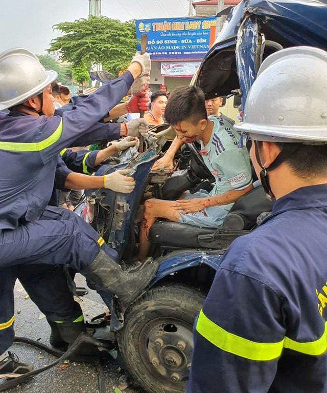 Hà Nội: Giải cứu tài xế xe tải mắc kẹt sau tai nạn giao thông - Ảnh 1.