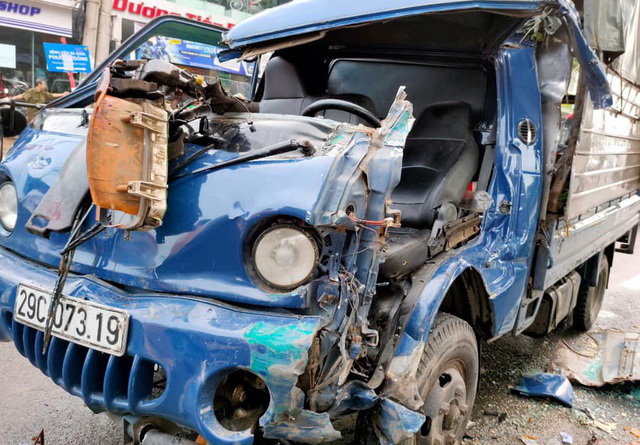 Hà Nội: Giải cứu tài xế xe tải mắc kẹt sau tai nạn giao thông - Ảnh 2.