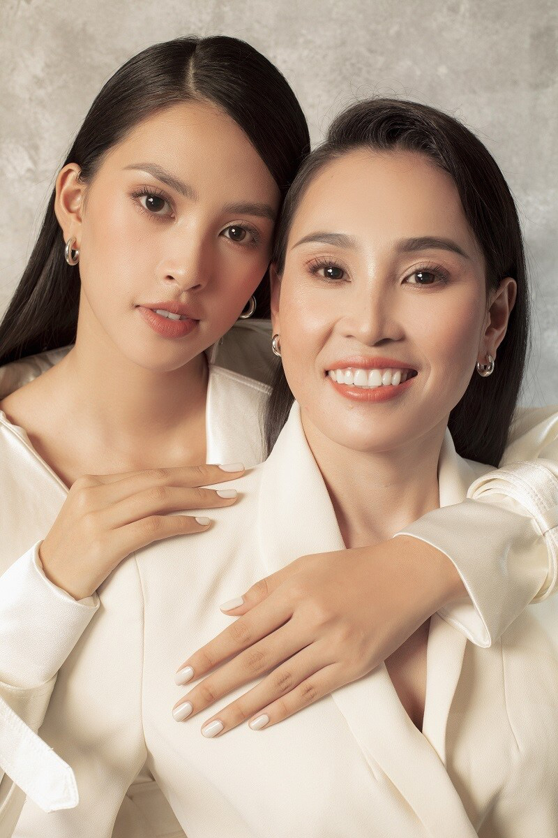 Hoa hậu Tiểu Vy “khoe” món quà tặng mẹ nhân 20/10 - Ảnh 6. Hoa hậu Tiểu Vy “khoe” món quà tặng mẹ nhân 20/10 - Ảnh 6.