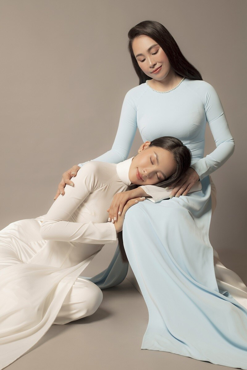 Hoa hậu Tiểu Vy “khoe” món quà tặng mẹ nhân 20/10 - Ảnh 2. Hoa hậu Tiểu Vy “khoe” món quà tặng mẹ nhân 20/10 - Ảnh 2.