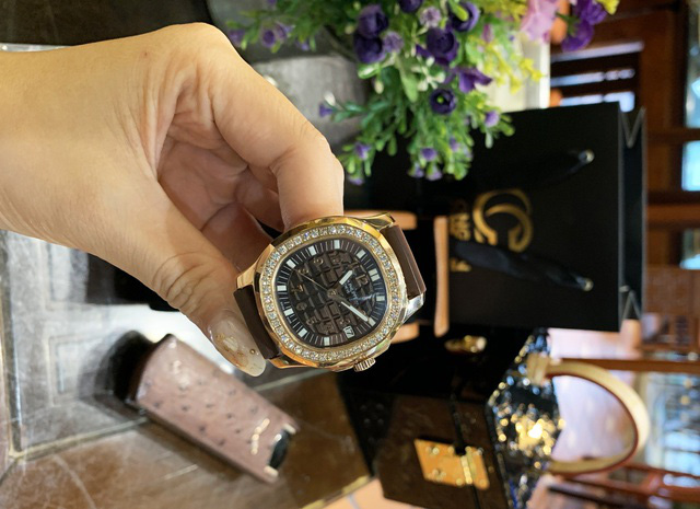 Rút ví hơn 1 tỷ đồng, nữ đại gia mua đồng hồ dát kim cương tự tặng bản thân - Ảnh 2.