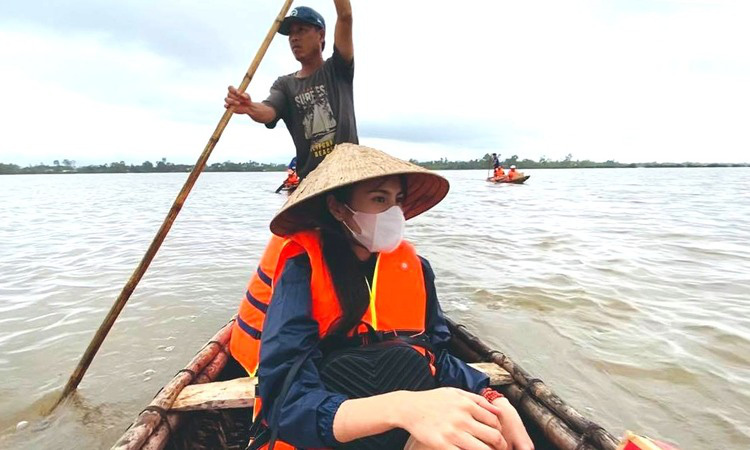 Công Vinh: Tôi dặn vợ lo cứu trợ, đừng bận tâm lời khen chê - Ảnh 2. Công Vinh: Tôi dặn vợ lo cứu trợ, đừng bận tâm lời khen chê - Ảnh 2.