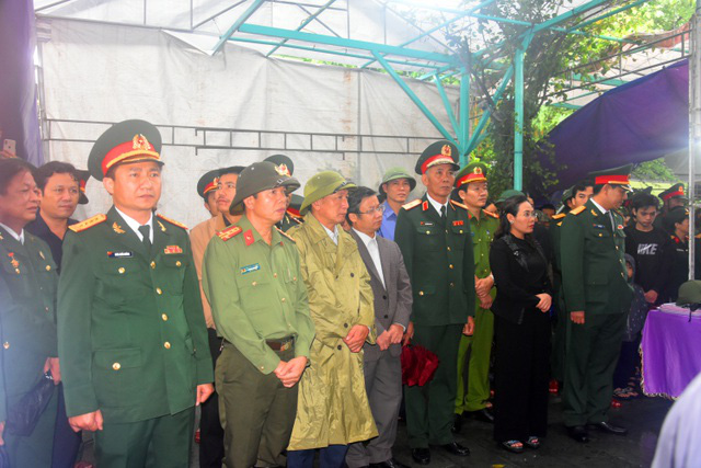 Đoàn người lặng lẽ dưới mưa, tiễn đưa Thiếu tướng Nguyễn Văn Man về đất mẹ - Ảnh 1.