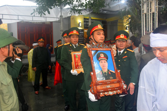Đoàn người lặng lẽ dưới mưa, tiễn đưa Thiếu tướng Nguyễn Văn Man về đất mẹ - Ảnh 4.