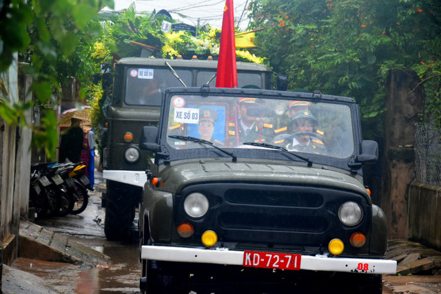 Đoàn người lặng lẽ dưới mưa, tiễn đưa Thiếu tướng Nguyễn Văn Man về đất mẹ - Ảnh 6.