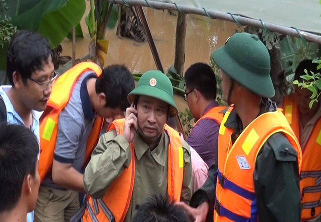 Đoàn người lặng lẽ dưới mưa, tiễn đưa Thiếu tướng Nguyễn Văn Man về đất mẹ - Ảnh 8.