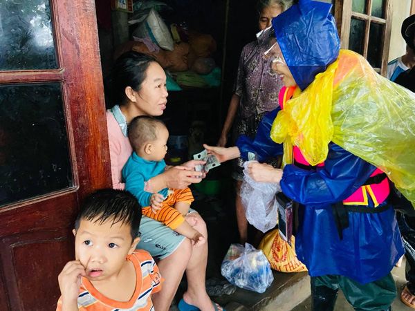 Tuổi 63, mẹ Hồ Ngọc Hà dầm mình trong nước lũ giúp đỡ bà con miền Trung - Ảnh 5.