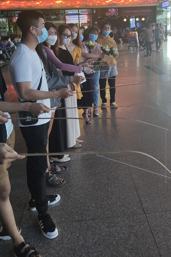 Thủy Tiên gầy rộc trở về nhà, fan mang cần câu ra đón ở sân bay - Ảnh 2.