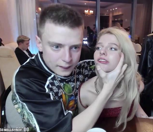 Nữ người mẫu Nga bị đánh đập trên sóng livestream - Ảnh 2.