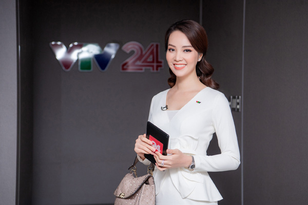 Á hậu Thụy Vân lên sóng bản tin Chuyển động 24h đập tan tin đồn nghỉ việc ở VTV - Ảnh 6.