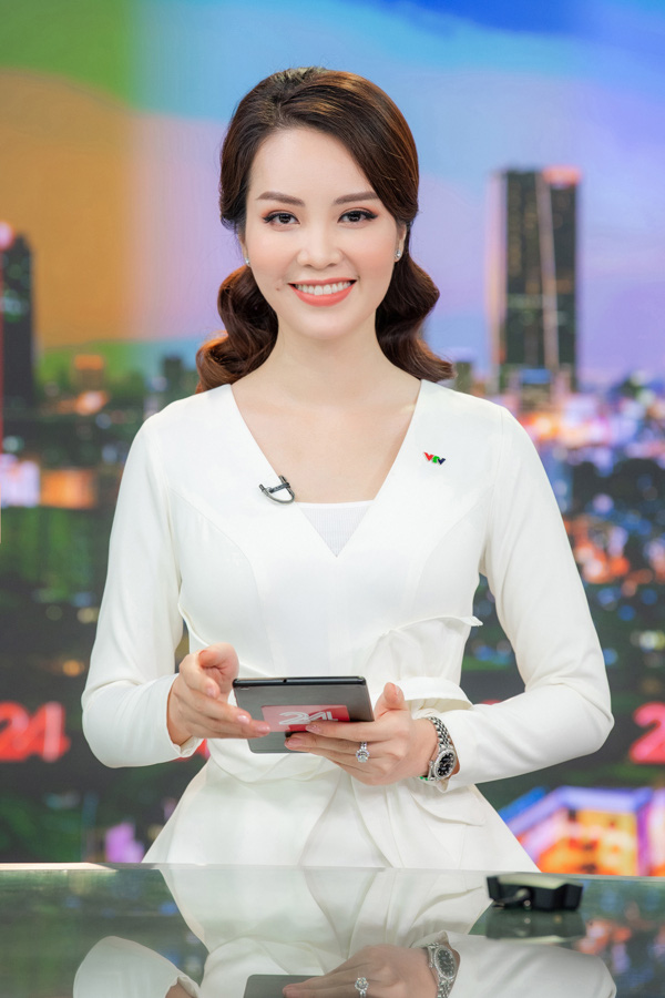 Á hậu Thụy Vân lên sóng bản tin Chuyển động 24h đập tan tin đồn nghỉ việc ở VTV - Ảnh 8.