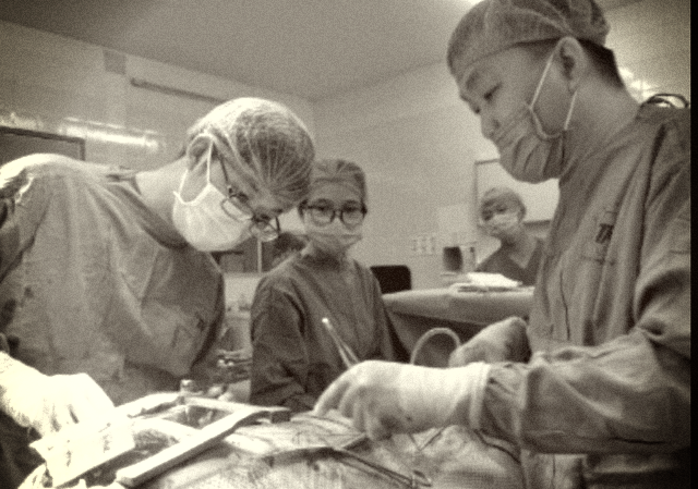 Bỏ qua các thủ tục, bác sĩ khẩn cấp cứu sống bệnh nhân bị đâm thủng tim - Ảnh 1.