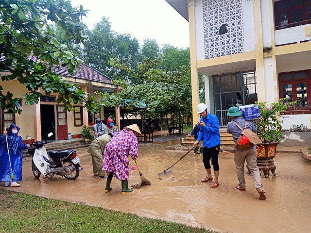  Lũ rút, trường học ngổn ngang, bùn đất phủ dày - Ảnh 4.