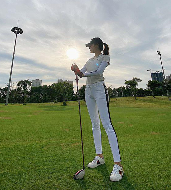 Thời trang sân golf của người đẹp Việt - Ảnh 4.