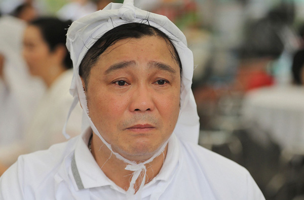 Anh em diễn viên Lý Hùng - Lý Hương thẫn thờ trong lễ tang của cha - Ảnh 3.
