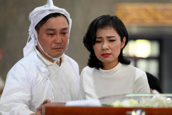 Anh em diễn viên Lý Hùng - Lý Hương thẫn thờ trong lễ tang của cha - Ảnh 6.
