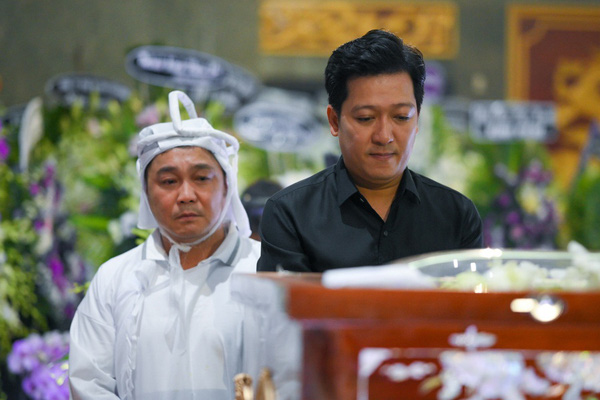 Anh em diễn viên Lý Hùng - Lý Hương thẫn thờ trong lễ tang của cha - Ảnh 8.
