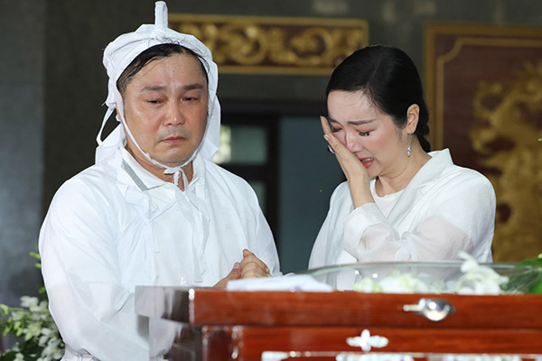 Anh em diễn viên Lý Hùng - Lý Hương thẫn thờ trong lễ tang của cha - Ảnh 10.