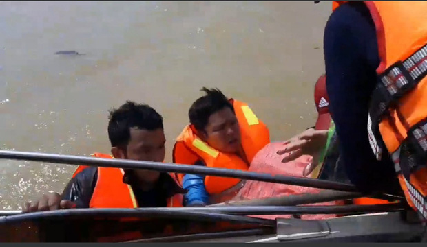 Quảng Bình: Đoàn cứu trợ 6 người bị lật thuyền rơi xuống dòng lũ dữ - Ảnh 3.