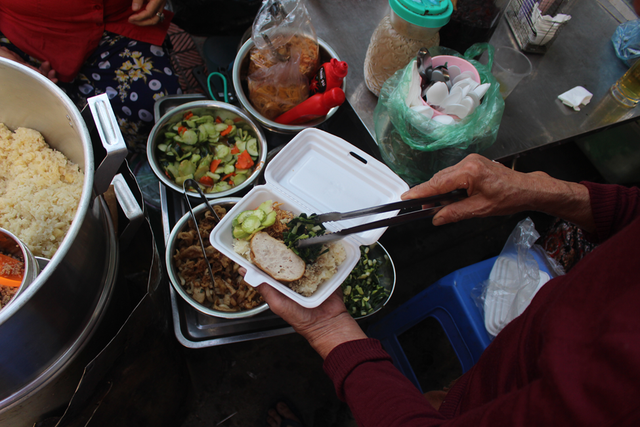 Kỳ lạ món ăn độn nhà nghèo thời bao cấp, thành đặc sản xếp hàng ở Hà Nội - Ảnh 7.