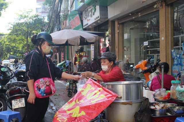 Kỳ lạ món ăn độn nhà nghèo thời bao cấp, thành đặc sản xếp hàng ở Hà Nội - Ảnh 8.