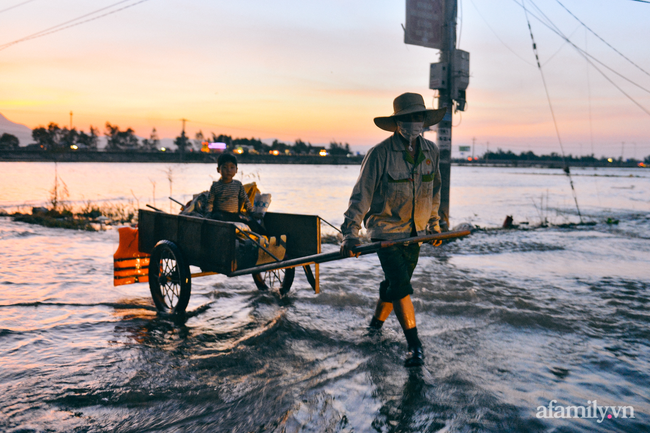 Ký ức người chết hụt trong trận “đại hồng thủy” 70 năm mới thấy một lần: Trải nghiệm cận tử của em bé 4 tuổi, 3 tấn thóc mọc mầm và tinh thần “còn da lông mọc, còn chồi lên cây” - Ảnh 2. Ký ức người chết hụt trong trận “đại hồng thủy” 70 năm mới thấy một lần: Trải nghiệm cận tử của em bé 4 tuổi, 3 tấn thóc mọc mầm và tinh thần “còn da lông mọc, còn chồi lên cây” - Ảnh 2.