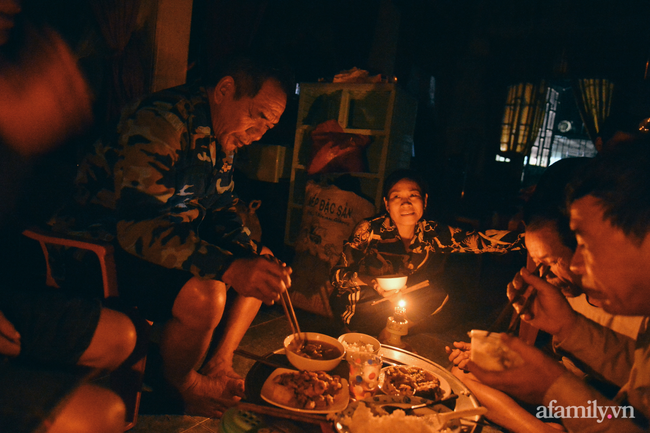 Ký ức người chết hụt trong trận “đại hồng thủy” 70 năm mới thấy một lần: Trải nghiệm cận tử của em bé 4 tuổi, 3 tấn thóc mọc mầm và tinh thần “còn da lông mọc, còn chồi lên cây” - Ảnh 12. Ký ức người chết hụt trong trận “đại hồng thủy” 70 năm mới thấy một lần: Trải nghiệm cận tử của em bé 4 tuổi, 3 tấn thóc mọc mầm và tinh thần “còn da lông mọc, còn chồi lên cây” - Ảnh 12.