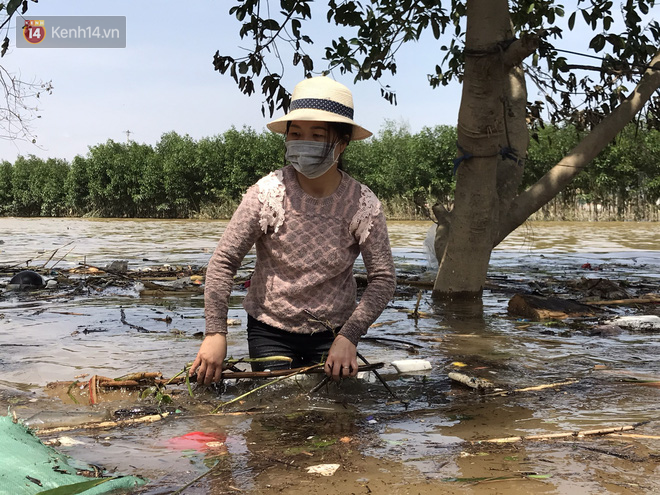 Ảnh: Người dân Quảng Bình bì bõm bơi trong biển rác sau trận lũ lịch sử, nguy cơ lây nhiễm bệnh tật - Ảnh 13. Ảnh: Người dân Quảng Bình bì bõm bơi trong biển rác sau trận lũ lịch sử, nguy cơ lây nhiễm bệnh tật - Ảnh 13.