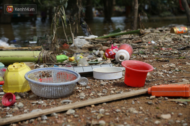 Ảnh: Người dân Quảng Bình bì bõm bơi trong biển rác sau trận lũ lịch sử, nguy cơ lây nhiễm bệnh tật - Ảnh 24.