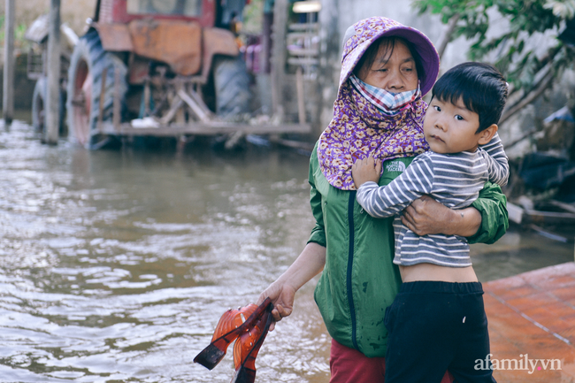 Ký ức người chết hụt trong trận “đại hồng thủy” 70 năm mới thấy một lần: Trải nghiệm cận tử của em bé 4 tuổi, 3 tấn thóc mọc mầm và tinh thần “còn da lông mọc, còn chồi lên cây” - Ảnh 5. Ký ức người chết hụt trong trận “đại hồng thủy” 70 năm mới thấy một lần: Trải nghiệm cận tử của em bé 4 tuổi, 3 tấn thóc mọc mầm và tinh thần “còn da lông mọc, còn chồi lên cây” - Ảnh 5.