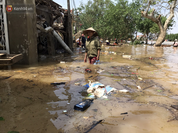 Ảnh: Người dân Quảng Bình bì bõm bơi trong biển rác sau trận lũ lịch sử, nguy cơ lây nhiễm bệnh tật - Ảnh 11.