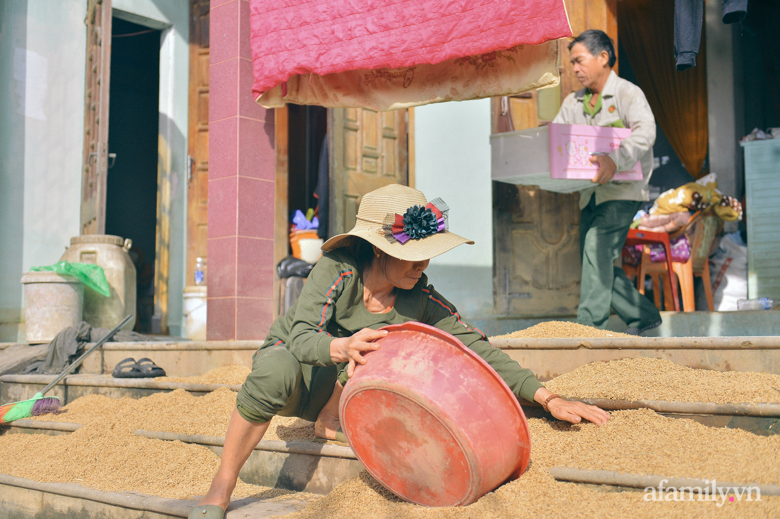 Ký ức người chết hụt trong trận “đại hồng thủy” 70 năm mới thấy một lần: Trải nghiệm cận tử của em bé 4 tuổi, 3 tấn thóc mọc mầm và tinh thần “còn da lông mọc, còn chồi lên cây” - Ảnh 11. Ký ức người chết hụt trong trận “đại hồng thủy” 70 năm mới thấy một lần: Trải nghiệm cận tử của em bé 4 tuổi, 3 tấn thóc mọc mầm và tinh thần “còn da lông mọc, còn chồi lên cây” - Ảnh 11.