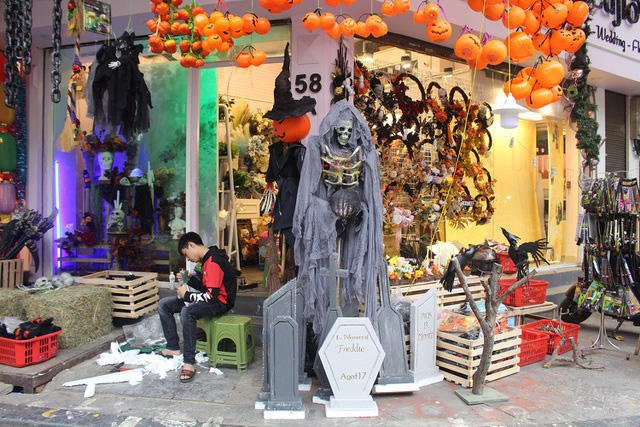 Phố Hàng Mã ngập tràn đồ chơi ma quỷ, rùng rợn trước thềm Halloween - Ảnh 3.