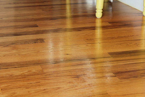 Sàn gỗ lát đã lâu trở nên cũ kĩ, nhiều vết xước, hãy giúp nó sáng bóng trở lại bằng loại dầu đặc biệt để trong ngăn bếp - Ảnh 2.