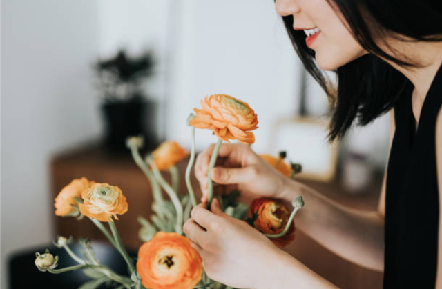 Không phải mọi người vợ đều thích được chồng tặng hoa