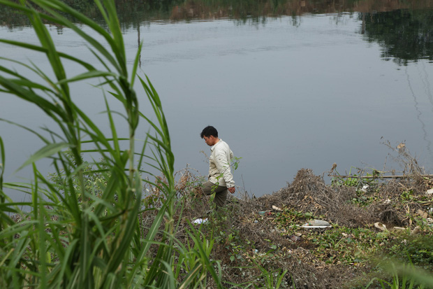 Hàng trăm người dân, công an và thân nhân đang lội sông tìm kiếm nữ sinh Học viện Ngân hàng - Ảnh 14.