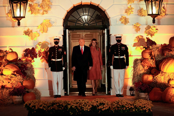 Vợ Tổng thống Trump nắm chặt tay chồng xuất hiện rạng ngời tiếp tục chứng minh không có chuyện dùng người đóng giả - Ảnh 3.