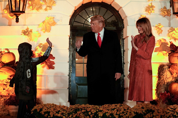 Vợ Tổng thống Trump nắm chặt tay chồng xuất hiện rạng ngời tiếp tục chứng minh không có chuyện dùng người đóng giả - Ảnh 5.