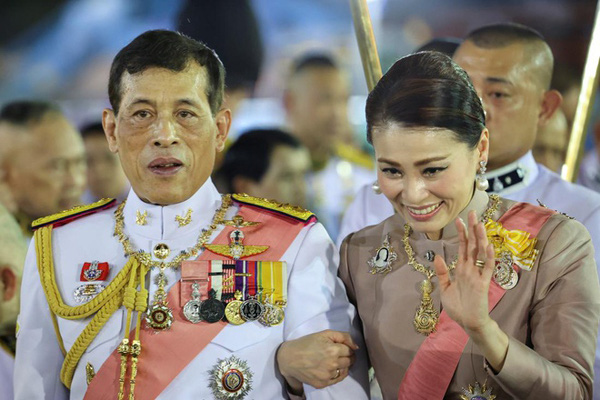 Vì sao Vua Thái Lan cùng thê thiếp sống lâu dài ở Đức mà vắng mặt tại quê nhà? - Ảnh 3.
