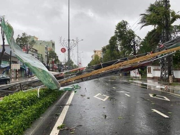 Ảnh hưởng bão số 9: Gió quật vỡ tung kính chắn, vỡ tường rào nhiều cơ sở y tế - Ảnh 1.