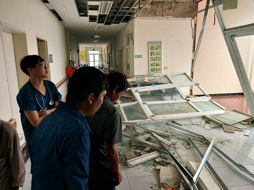Ảnh hưởng bão số 9: Gió quật vỡ tung kính chắn, vỡ tường rào nhiều cơ sở y tế - Ảnh 2.