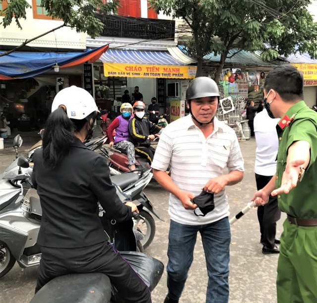 Hà Nội: Nhiều người dân ở quận Cầu Giấy không đeo khẩu trang nơi công cộng - Ảnh 3.